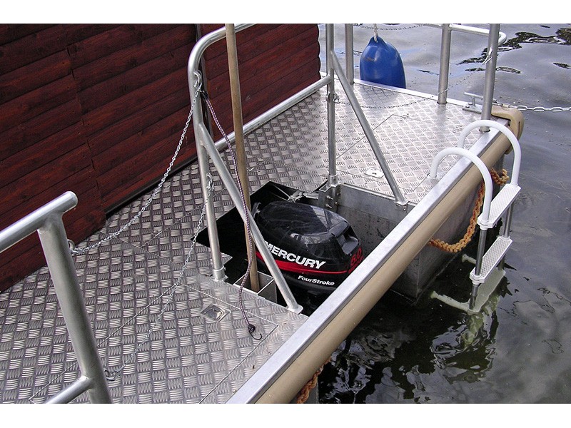 Kleines Hausboot FORELLE 1 am Krakower See - Baden, Angeln & Grillen