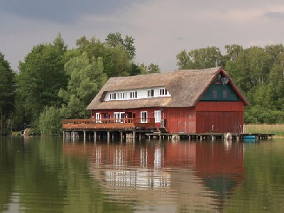 Bootshaus auf dem Güstrower Inselsee - mit 80 m² Seeterrasse und Sauna