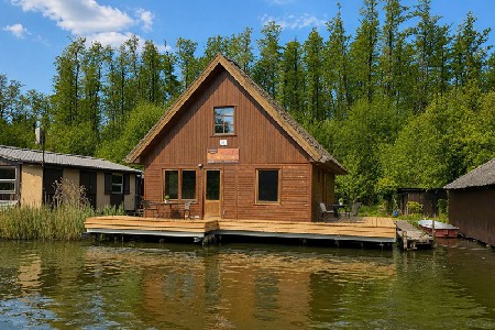 Mirow Bootshaus mit Boot