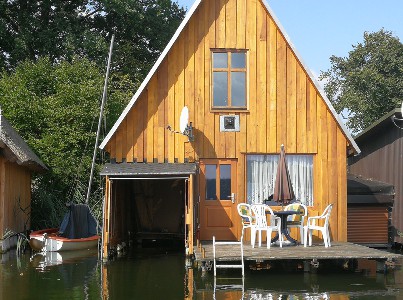 Bootshaus Schwarzer See mit Boot