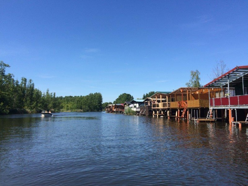 Bootshaus Mirow mit Motorboot – kleine Fewo plus Gartenhaus