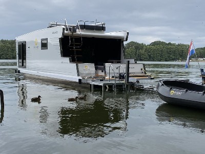 Hausboot mit Sauna festliegend auf dem Klostersee in Brandenburg