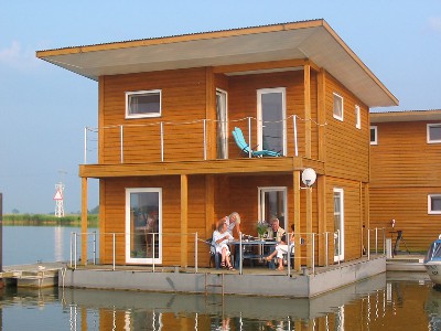 Schwimmendes Ferienhaus / Floating House am Peenestrom bei Kröslin, Ostsee