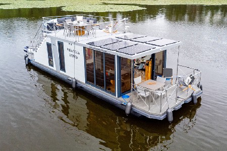 Urlaub Hausboot festliegend am Granzower See mit E-Motorboot & Klimanlage